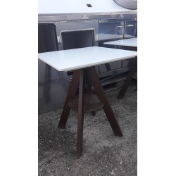 7 tavoli da bar e ristoranti con piano tipo okite bianco e gambe in legno
