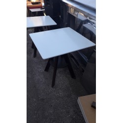 7 tavoli da bar e ristoranti con piano tipo okite bianco e gambe in legno