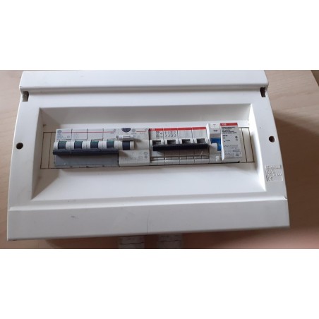 QUADRO CON 2 MAGNETOTERMICO E DIFFERENZIALE  ABB C10 E GENERAL ELECTRIC C16  USATO