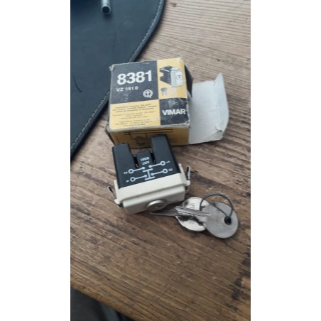 Interruttore 2P 10AX +chiave VIMAR 8381