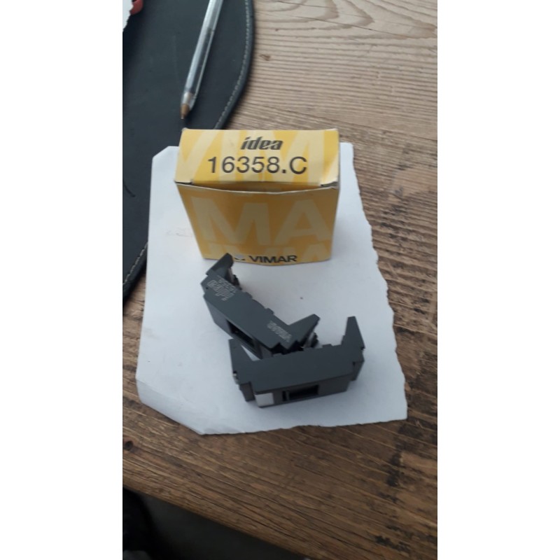 VIMAR Adattatore RJ45 AMP Avaya grigio 16358.C