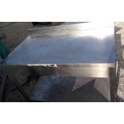 Tavolo in acciaio inox aperto su gambe con piano di fondo e Alzatina usato