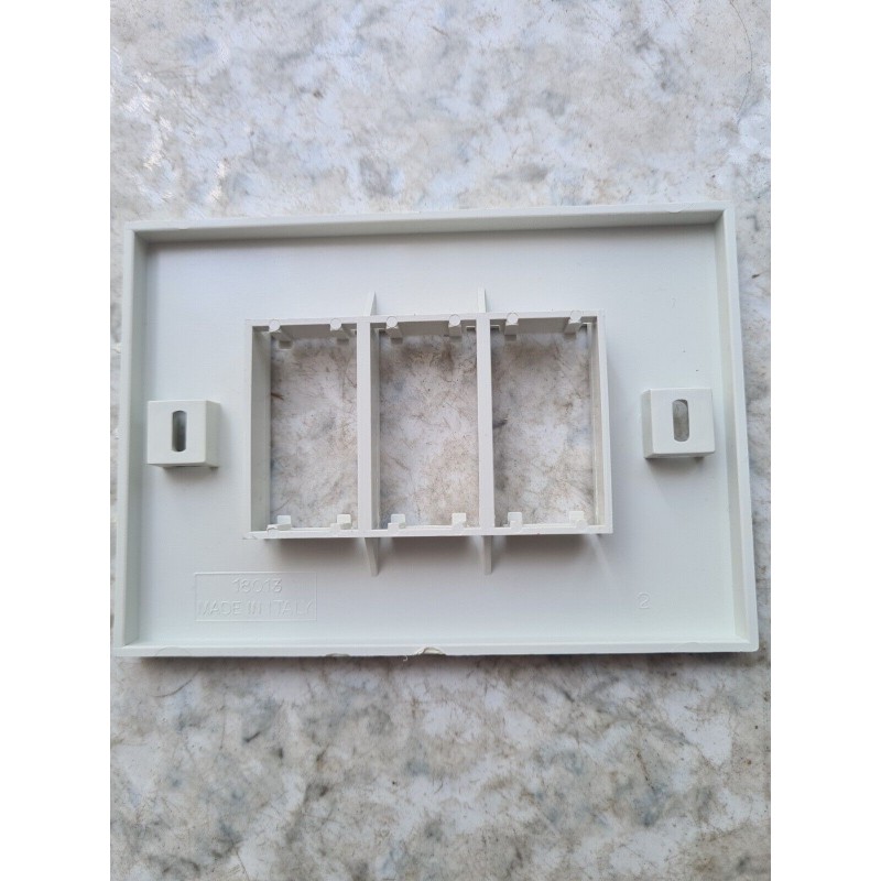 BTICINO Placca supporto cornice autoportante 3 moduli art. 18013 serie dogic