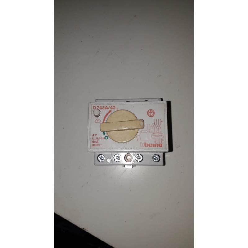 Bticino D743A/40 Interruttore automatico differenziale tretapolare da 40A, 4 moduli DIN, 380V usato