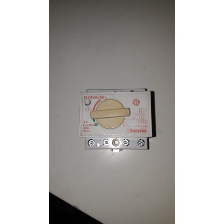 Bticino D743A/40 Interruttore automatico differenziale tretapolare da 40A, 4 moduli DIN, 380V usato
