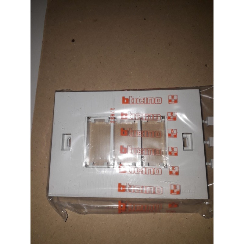 PLACCA IN RESINA 3 MODULI BTICINO DOGIC ART.500/73