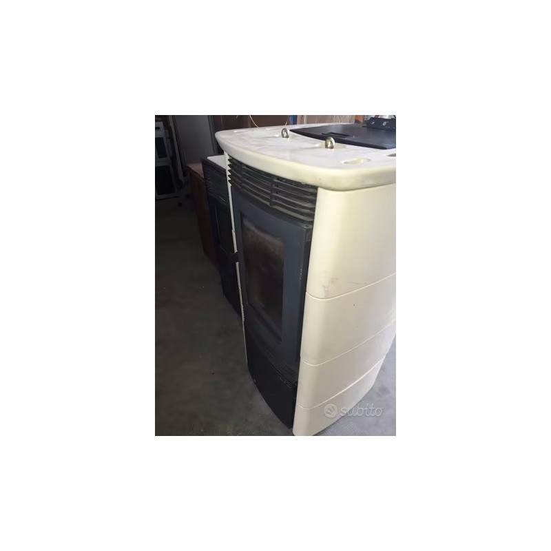 stufa a pellet EXTRAFLAME mod.DIVINA PERGAMENA 11Kw usato