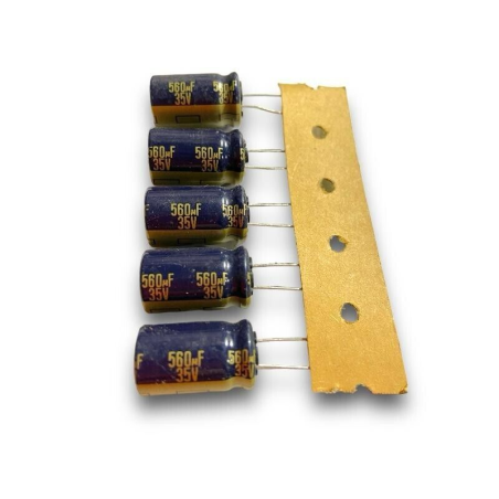 5 PEZZI - Condensatore Elettrolitico all'alluminio 560uF 35V 105°C
