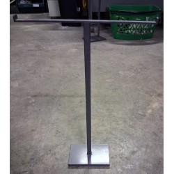 Espositore metallico a "T" con base quadrata autoportante  45 x 32 cm. usato