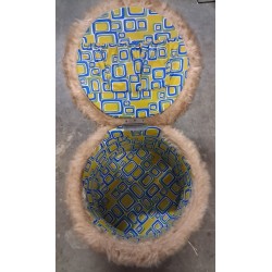 Pouf rotondo contenitore  rivestito in finta pelliccia a pelo lungo  usato