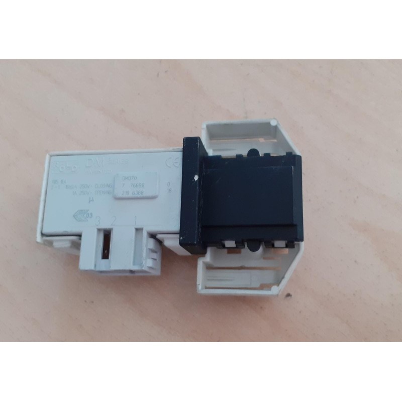 BLOCCAPORTA   PER LAVATRICE BOSCH WLX 20420 IT/18  COD. 9000170393   usato