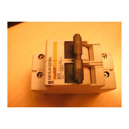 PORTAFUSIBILE MERLIN GERIN MULTI9 STI 15651 10,3X38 500V 2P USATO lrx7