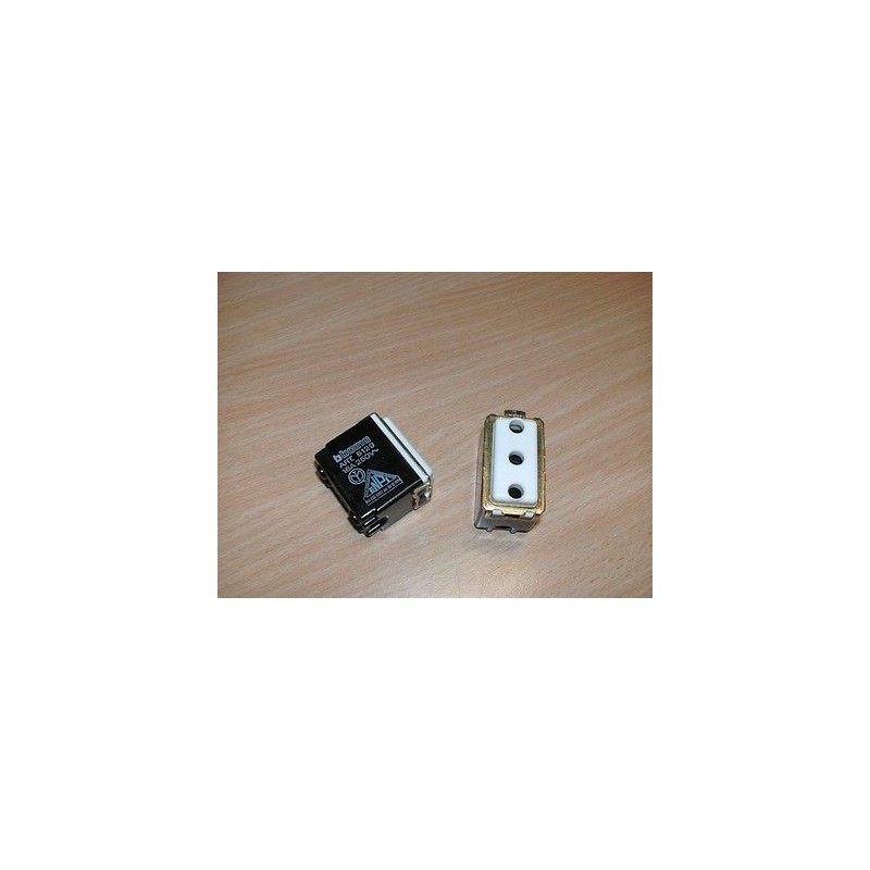 PRESA 2P+T AD ALVEOLI SCHERMATI BTICINO MAGIC ART.5129 16A 250V NUOVO