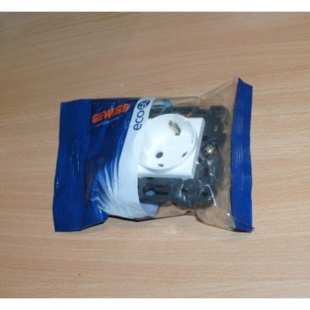PRESA STANDARD TEDESCA CON SISTEMA FISSAGGIO A GRAFFE GEWISS GW 34 201 NUOVO lrx