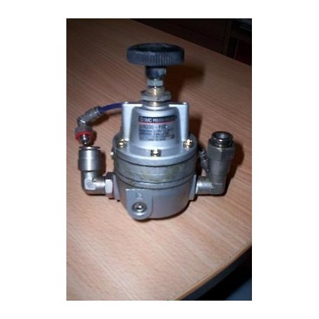 REGOLATORE DI PRECISIONE SMC EIR200-F02 USATO lrx