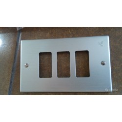PLACCA IN ALLUMINIO BTICINO PIUMA MAGIC COD 8115  DA 3 FORI NUOVO