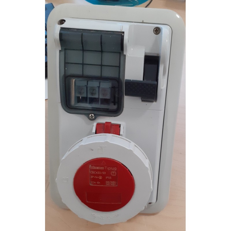 BTICINO CBC432/53 – PRESA INTERBLOCCATA COMP QUAD IP55  32A 3P+N+T    USATO